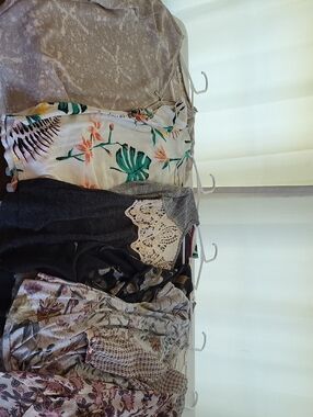 6! Medium Maurices Tops